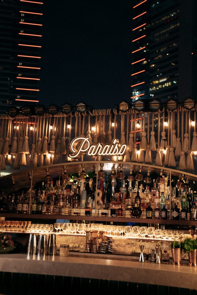 Pakio Rooftop Paraíso is located on the rooftop of Amazónico Dubai in DIFC